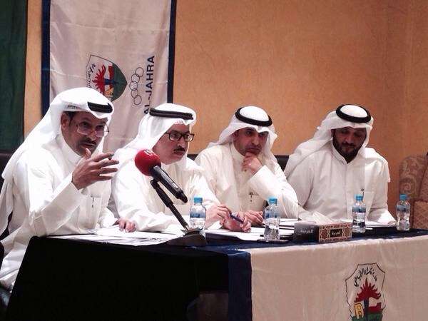رئيس النادي دهام الشمري يتوسط أعضاء النادي في المؤتمر الذي عقد للرد على نائب رئيس الهيئة.