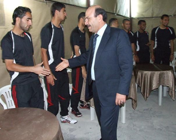 سعهادة السفير الاردني باليمن احمد جرادات يصافح اللاعبين وبعدسة كووورة