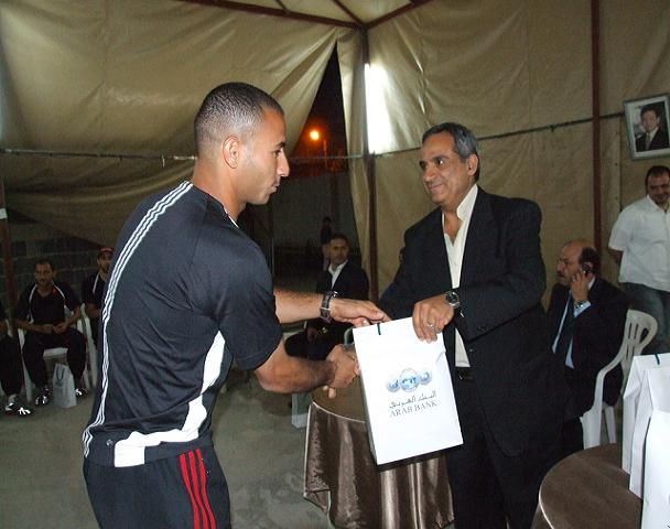 مدير البنك العربي الاردني السيد عمر الصوص يسلم اعضاء الوفد الهدايا التذكارية