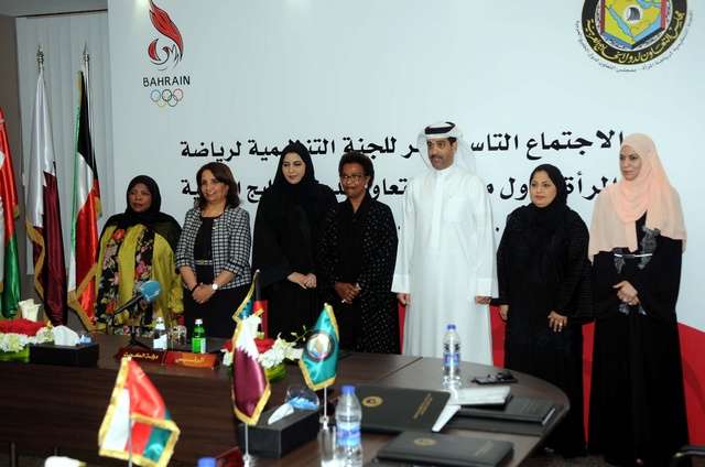 رئيس واعضاء اللجنة التنظيمية في صورة جماعية بعد الاجتماع