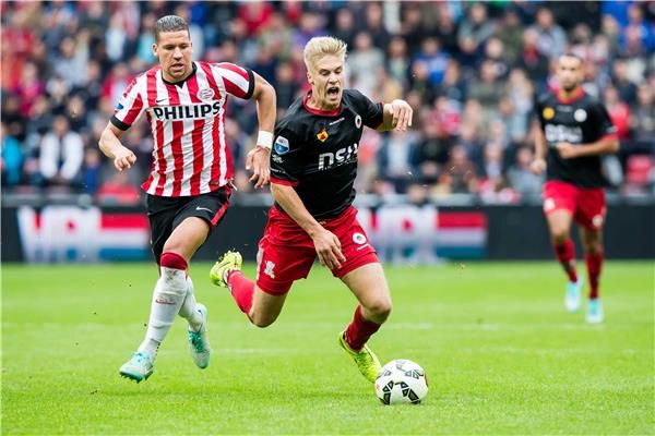 جيفري بروما (يسار)