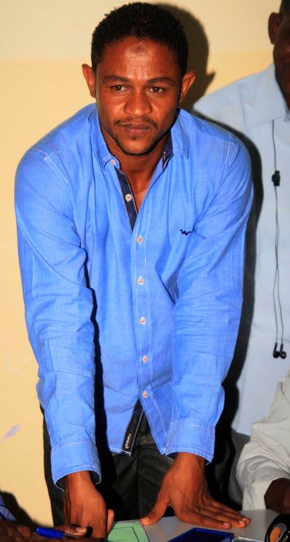 أحمد عادل وقع لهلال الفاشر