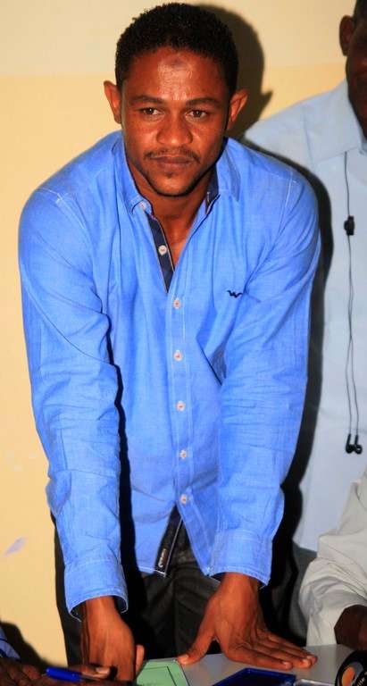 أحمد عادل وقع لهلال الفاشر