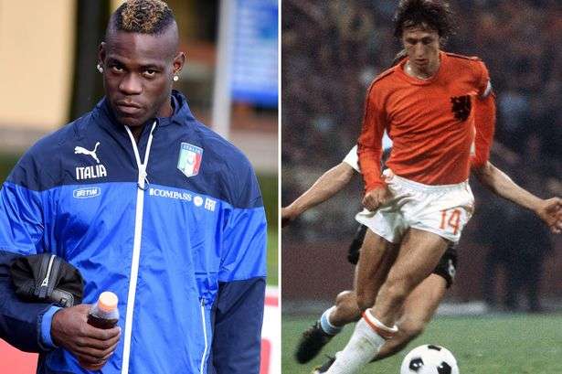 يوهان كرويف إلى جانب ماريو بالوتيلي