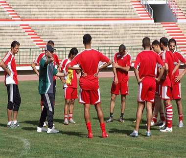 محروس وحديث مع اللاعبين واعطاء التعليمات
