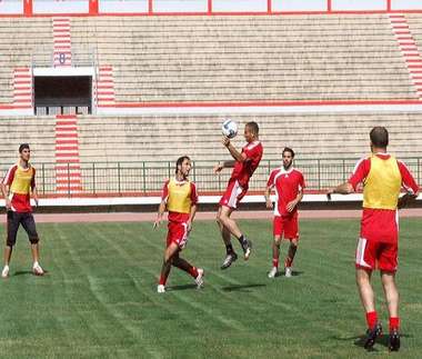 جانب من تدريب لاعبين شباب الاردن على ستاد مدينة الثورة في صنعاء