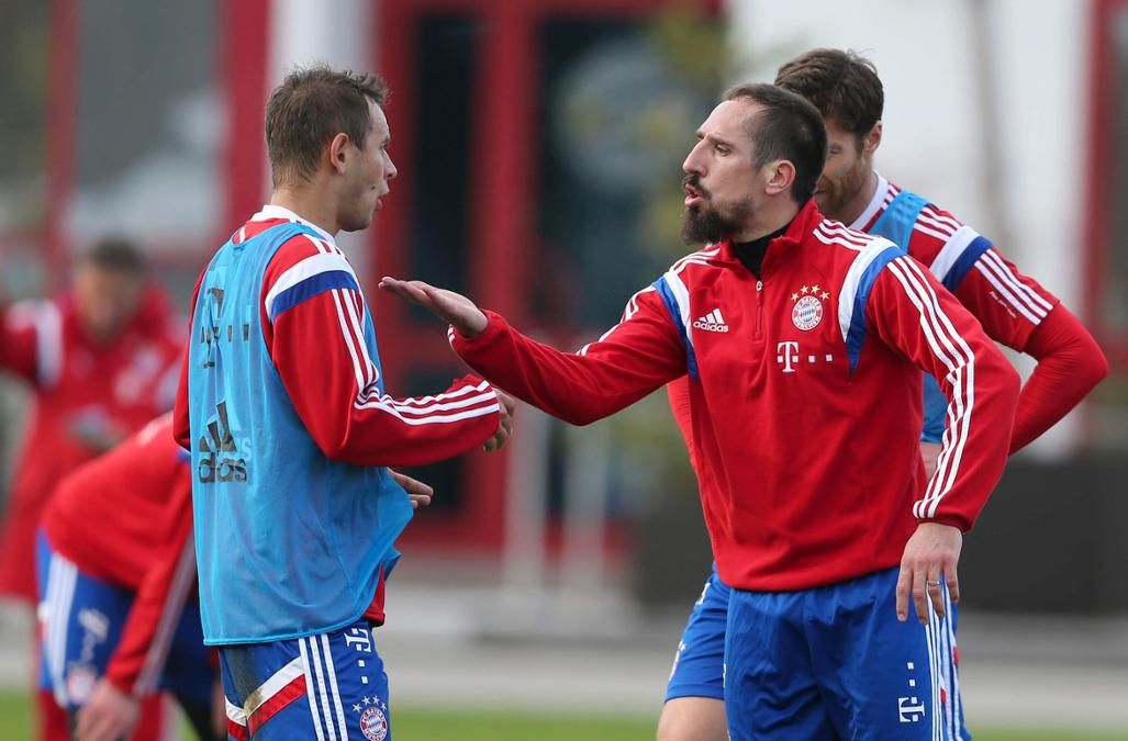 717424796-schweinsteiger-mannschaftstraining-sampics_01_20141111-135448-iGYddHW2kef