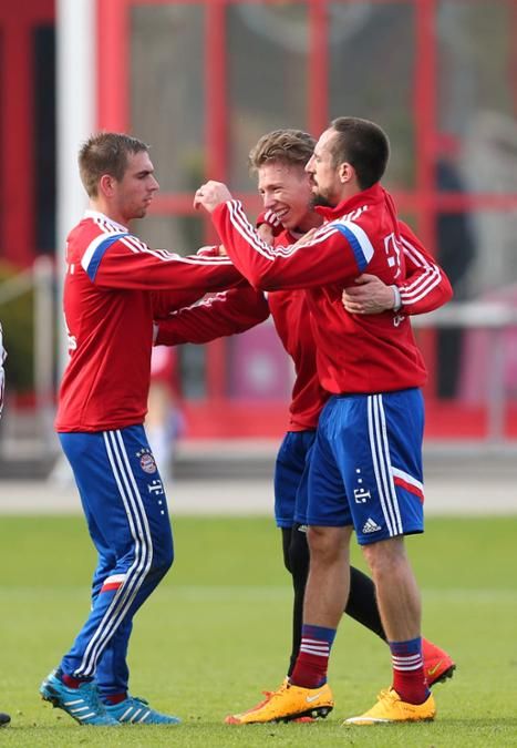 1519826791-schweinsteiger-mannschaftstraining-sampics_12_20141111-135519-33uv5ysqef