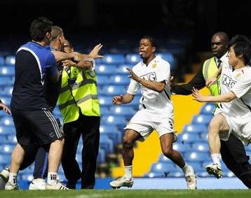 إيفـرا لحظـة إشتباكه مع أحد مسؤولي ملعب الستامفورد بريدج