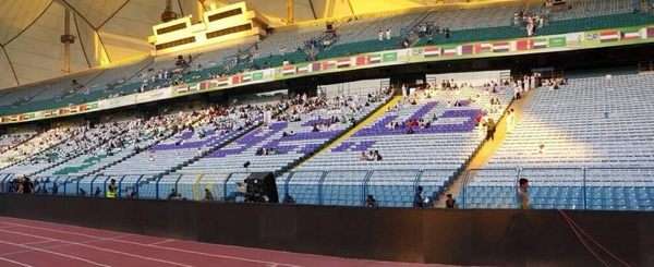 المدرجات خالية