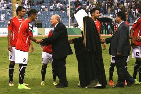 بلاتر يصافح لاعبي اليمن قبل لقاء البحرين