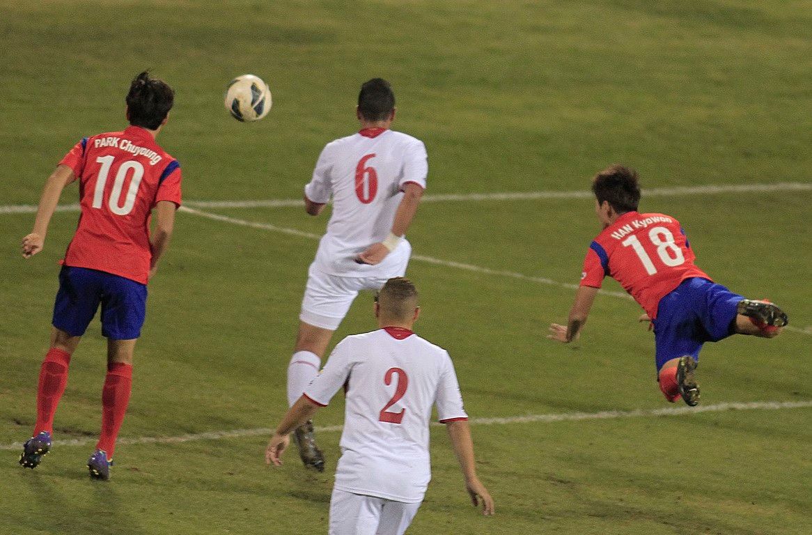 كيون هان في طريقه لتسجيل هدف كوريا في الشباك الأردنية