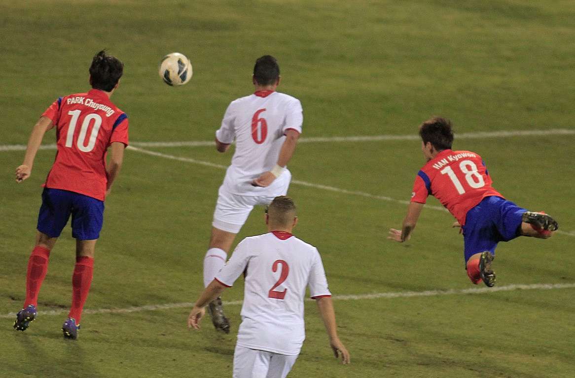 كيون هان في طريقه لتسجيل هدف كوريا في الشباك الأردنية