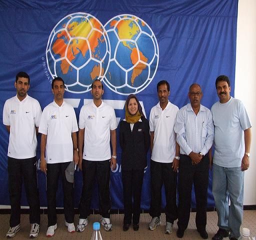 طاقم الحكام الاماراتي يتوسطهم مراقبة المباراة الفيتنامية