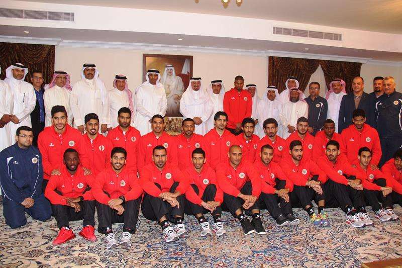 سفير البحرين لدى السعودية يحفز الأحمر