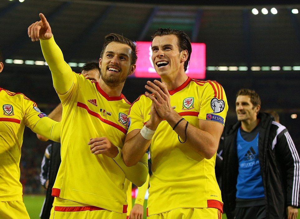 1416165442950_wps_45_Aaron_Ramsey_and_Gareth_B