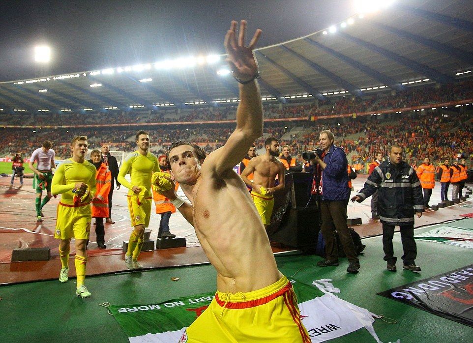 1416165336980_wps_41_A_topless_Gareth_Bale_of_