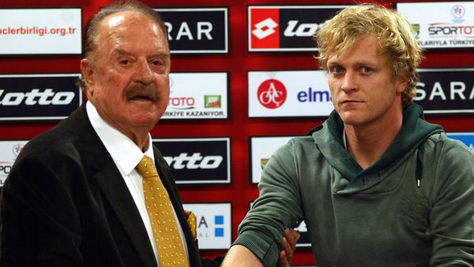 كافان الهان رئيس نادي جنتشليربيرليجي مع أحد اللاعبين