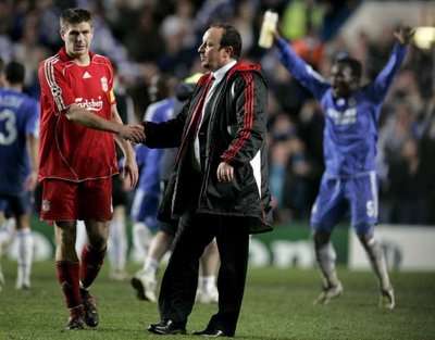 رافـا بـيـنـيـتـيـز يصافـح قائـد الفريـق ستيفـن جـيـرارد بعـد الـمـبـاراة