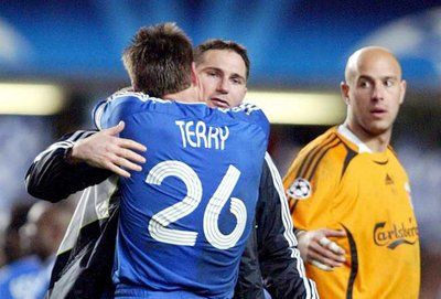 جون تيـري يحتفـل مع زميله لامبـارد بالتأهل للمباراة النهائية