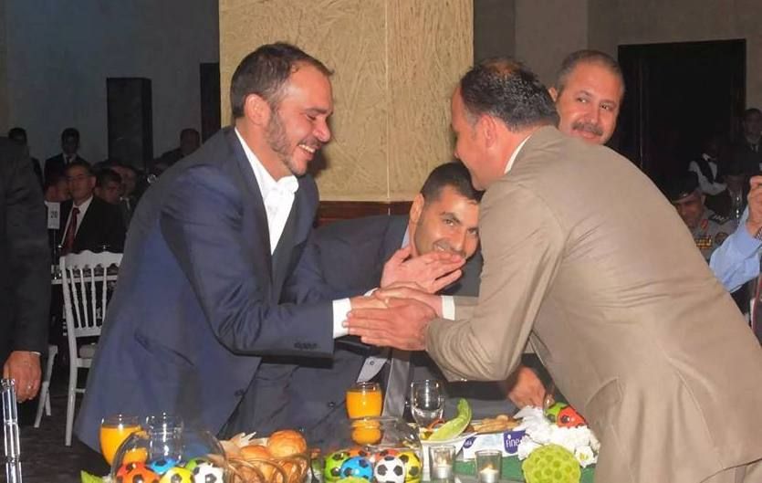 جريس تادرس يتشرف بمصافحة الأمير علي خلال حفل المناصير 