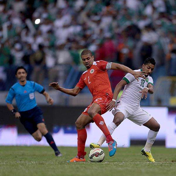 جانب من المواجهة السابقة بين الاحمر البحريني والاخضر السعودي