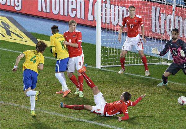 رأسية  ديفيد لويز في طريقها لهز شباك النمسا