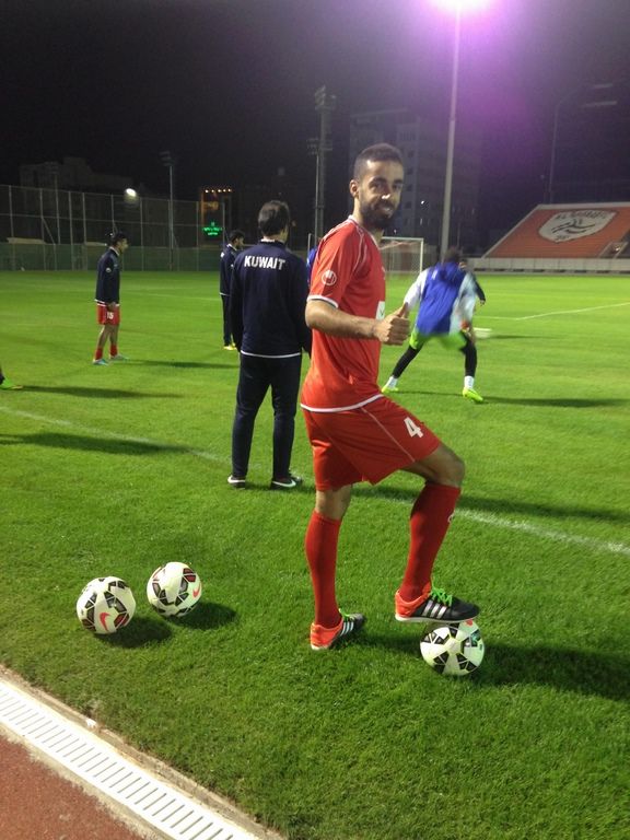 فاضل يشير لعدسة كووورة اليوم في تدريب منتخب الكويت.