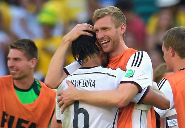 ميرتيساكر وخضيرة خلال فرحتهم بالتأهل لنهائي مونديال البرازيل