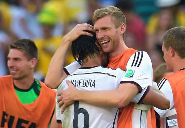 ميرتيساكر وخضيرة خلال فرحتهم بالتأهل لنهائي مونديال البرازيل