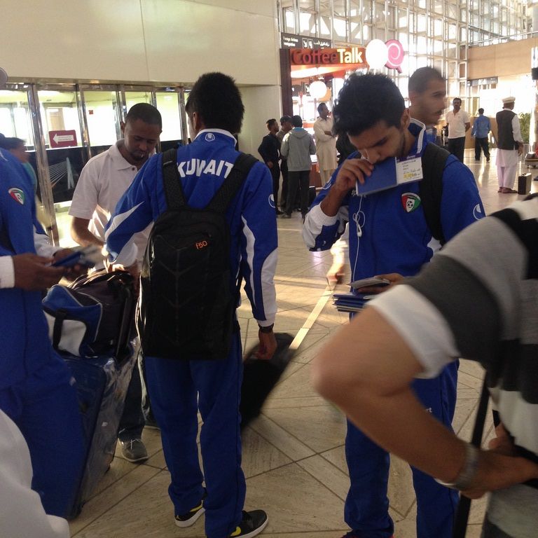 لاعبو الازرق يودعون الرياض بعد الخروج من خليجي 22