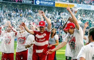 فرحة لاعبي البايرن بالدرع