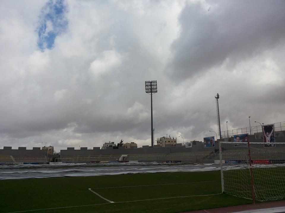صور ملعب المباراة اليوم وقد تم تغطيته بسبب الأمطار