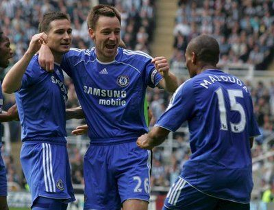 لامبارد وتيري يحتفلون مع مالودا بالهدف الثاني