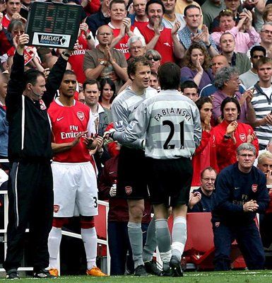 لحظة دخول ليمان في اخر مباراة له