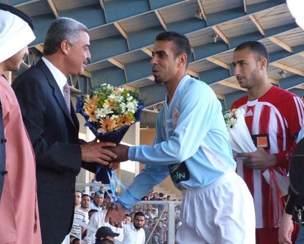 تسليم راعي المباراة م.نضال الحديد باقات الزهور من كباتن الفريقين