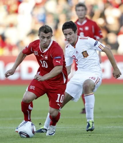 هيريرا يميناً وشاكيري يساراً في أحدى المواجهات الدولية