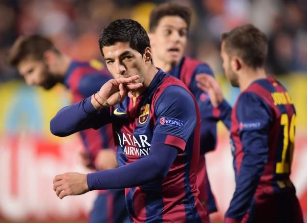 سواريز مُحتفلا بهدفه الأول مع برشلونة