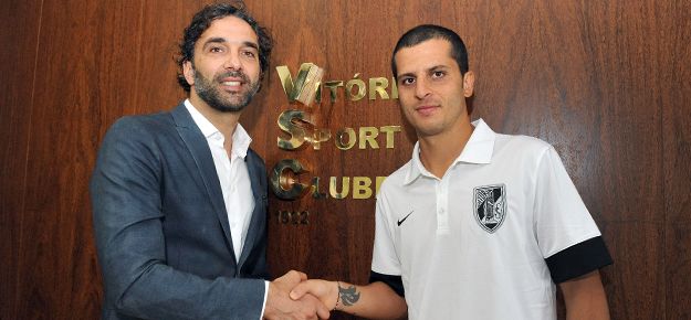 خليل شمام اثناء  امضاء عقده مع جيماراش 