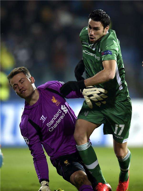 حارس ليفربول ارتكب خطأ غريباً في مباراة أولمبياكوس