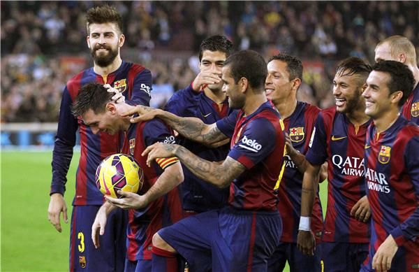 لاعبو برشلونة يهنئون ميسي بثلاثيته امام ابويل 