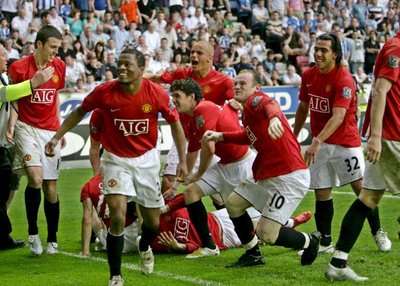 احتفال لاعبي المان يو بعد تسجيل غيغز الهدف الثاني للفريق