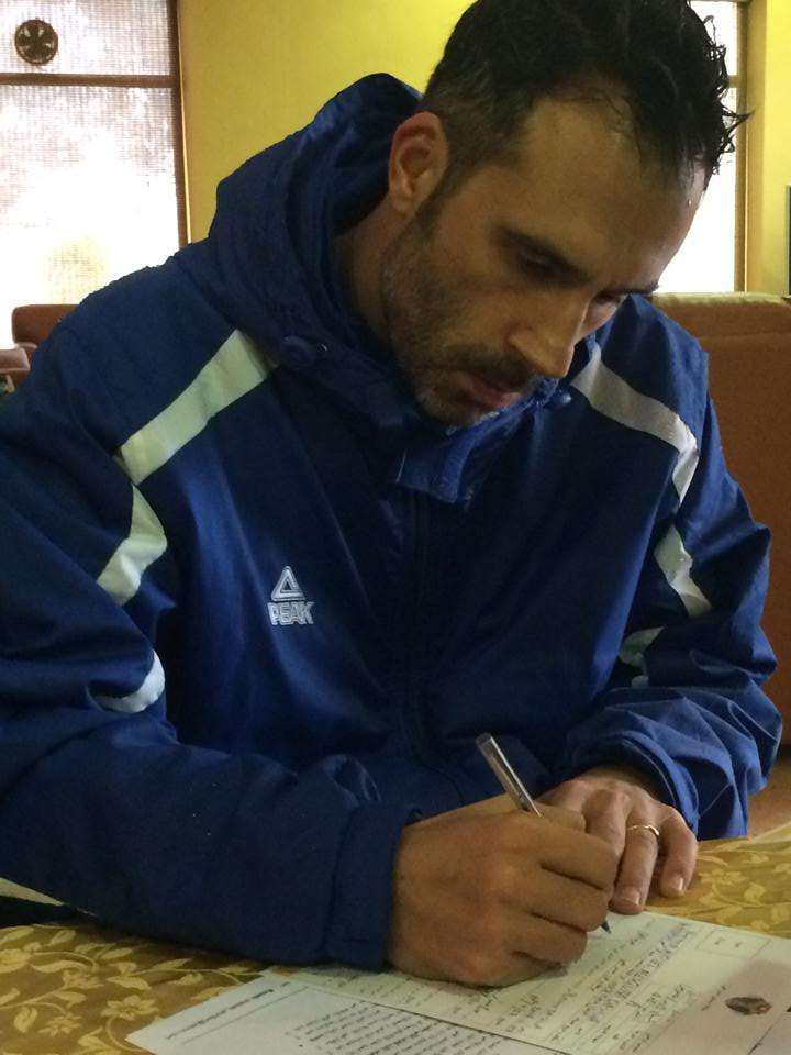 برونو أثناء التوقيع