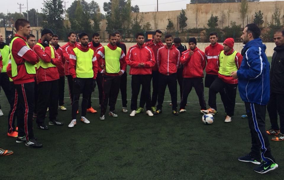 برونو خلال حديثه للاعبين في تدريب اليوم 