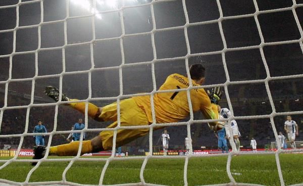 هاندانوفيتش خلال تصديه لركلة الجزاء