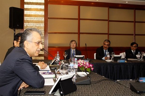 الشيخ سلمان بن ابراهيم آل خليفة يتحدث خلال إجتماع لجنة المسابقات الاسيوية