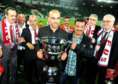 الرجراجي ومسؤولو الفتح وفرحة الفوز بالكأس