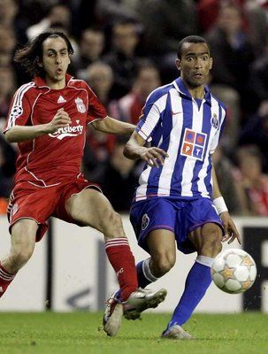 بوسينجوا في احد المباريات ضد ليفربول في دوري الابطال