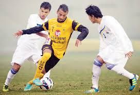  حمد أمان لاعب القادسية في لقاء سابق بالدوري الكويتي
