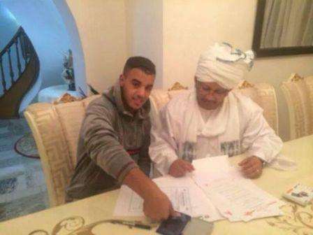 الجزائري هشام وهو يوقع على خطاب ابداء الرغبة للعب للمريخ امام سفير السودان بالجزائر